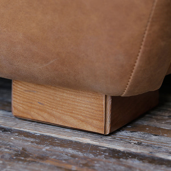 ソファの前脚のデザイン。 #SLTオーカーBR