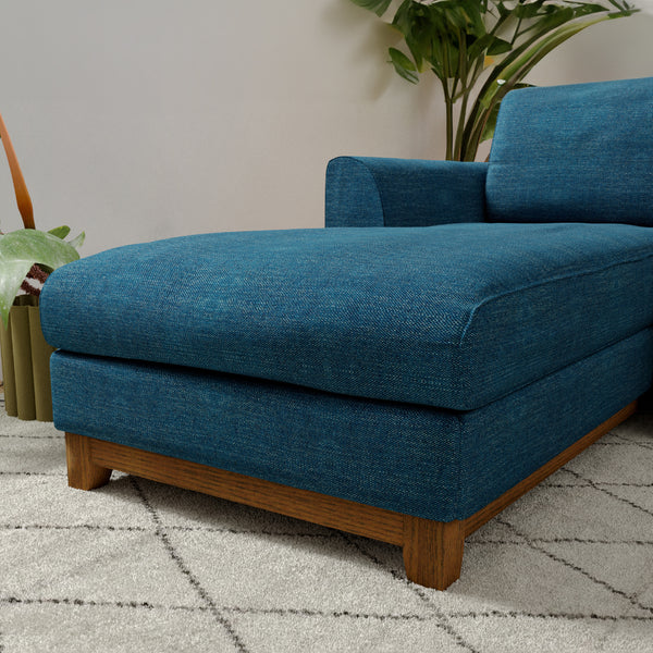 脚を伸ばしてくつろげる贅沢なカウチタイプ。長時間でも快適にお座りいただけます。 #A45 オリエンタルブルー（ファブリックAランク）