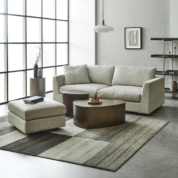 座面には高密度ウレタンフォームとシリコンフィルを使用し、しなやかで包み込まれるような座り心地。 #A41 カスタード（ファブリックAランク）