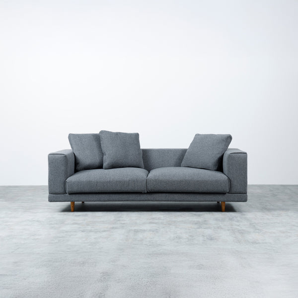 奥行きの広い座面に、クッションを好きな場所に置いて、ソファの上で自由にくつろげます。 #F5チャコール