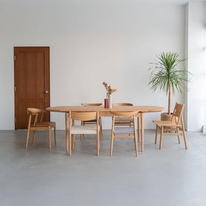 伸長前はすっきりコンパクト、伸ばせばゆったりとしたダイニングテーブルに。 人数やシーンに応じて、無理なく使い分けができます。 #オーク #幅100cm