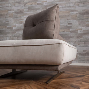 柔らかなニュアンスカラーと繊細なシルバー脚が、洗練された上質感を演出します。 #PLT111 プラチナグレー×PLT112 ヨーロピアングレー（プライムレザーテックス）