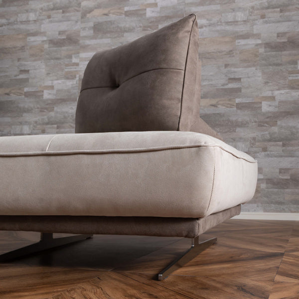 柔らかなニュアンスカラーと繊細なシルバー脚が、洗練された上質感を演出します。 #PLT111 プラチナグレー×PLT112 ヨーロピアングレー（プライムレザーテックス）