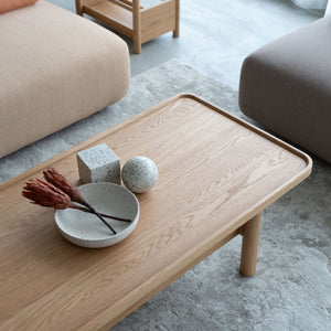 なめらかな手触りの天板は、使うたびに心地よさを実感。 飲み物や小物を置く動作もスムーズです。 #オーク