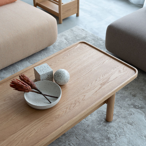 なめらかな手触りの天板は、使うたびに心地よさを実感。 飲み物や小物を置く動作もスムーズです。 #オーク