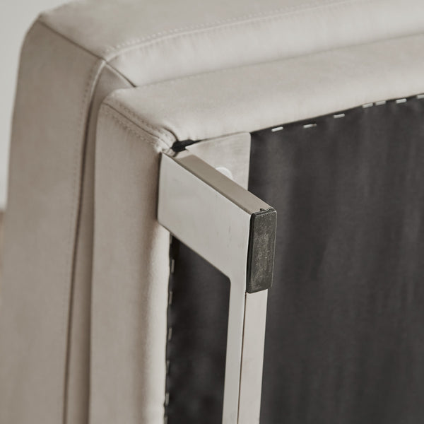 脚裏にはフェルトが付いているので、床に傷がつきにくい仕様です。 #SILT21 スノーホワイト（シルキーレザーテックス）