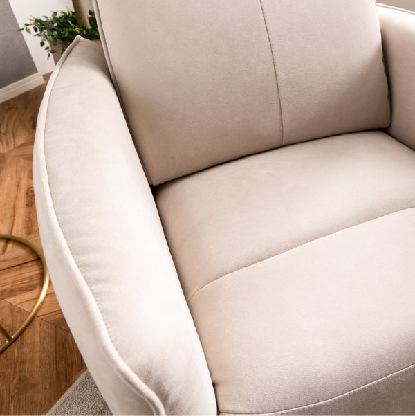 アーム外側に緩やかなアールを持たせ、ボリュームも感じられるフォルムに。 #LT01 キャメル（レザーテックス アニリン）