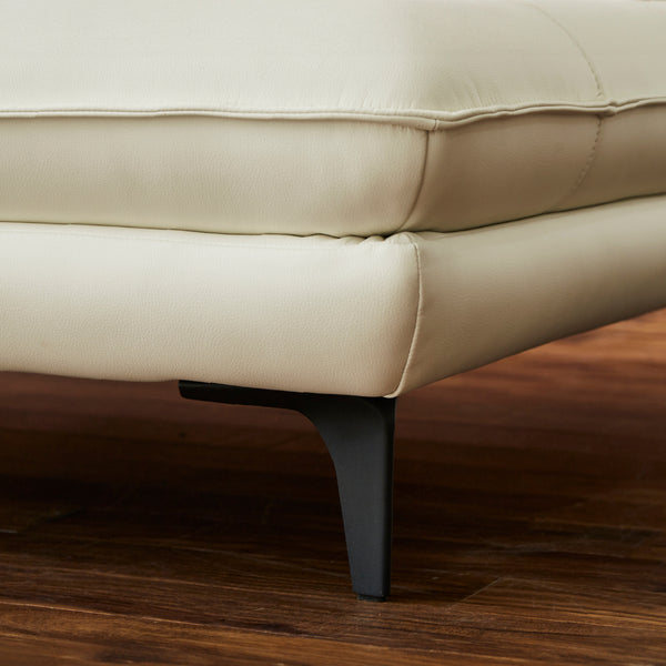 スタイリッシュな脚部までこだわり抜いたデザインは、お部屋に高級感を与えます。 #SILT21 スノーホワイト（シルキーレザーテックス） #右カウチ