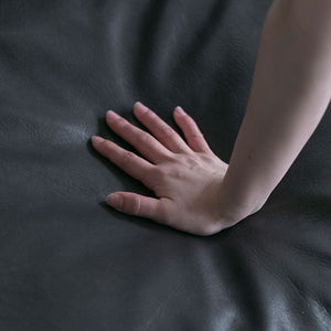 脚はスッキリとしたデザイン。 #アッシュブラック（スーパーレザーテックス）