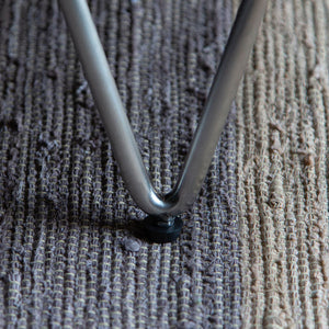 脚部はミッドセンチュリーデザインを取り入れた、抜け感のあるデザイン。 #キャニオンブラウン×ライトグレー