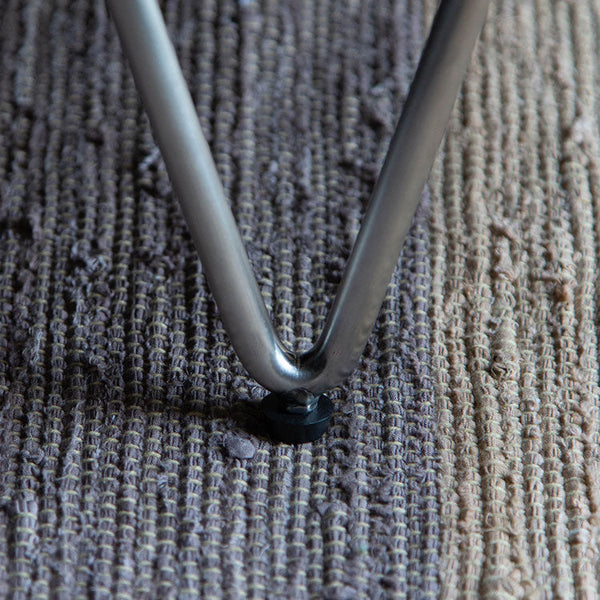 脚部はミッドセンチュリーデザインを取り入れた、抜け感のあるデザイン。 #キャニオンブラウン×ライトグレー