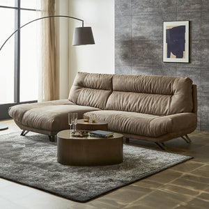 クッションの硬さや比重、素材に至るまで細部にこだわり、身体を包み込むような座り心地を実現しました。 #PLT112 ヨーロピアングレー（プライムレザーテックス）