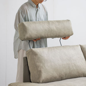 使用しないときは取り外して、ソファの高さを低くできるのもポイントです。 #PLT111 プラチナグレー（プライムレザーテックス）