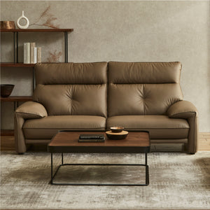 背もたれの絶妙なカーブと心地良さを追求した座面の傾斜が特徴的。 #FLT01 フォギーグレージュ（ファインレザーテックス）