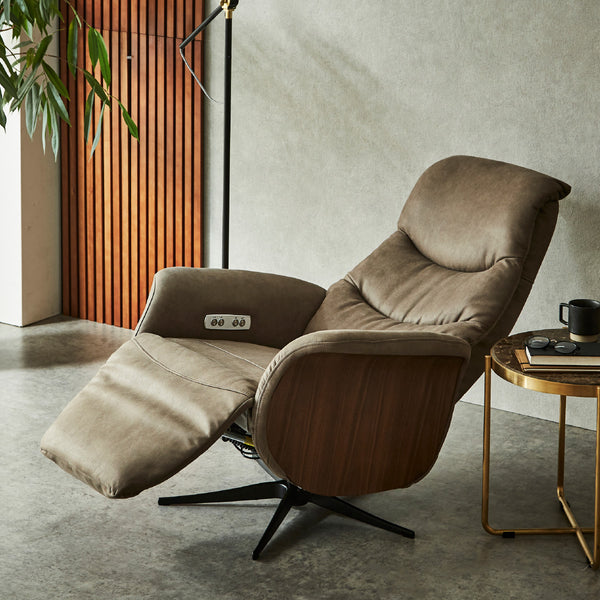 リクライニング角度は最大145度。フットレストやヘッドレストも自由に角度調節することができます。 #PLT112 ヨーロピアングレー（プライムレザーテックス）