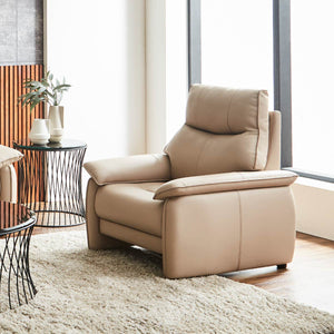 座面にはフィット感があり、快適な座り心地であるバケットシート型を採用しました。 #FLT01フォギーグレージュ