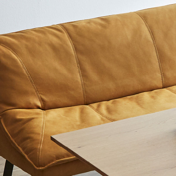 座面から背もたれにかけてあしらわれた垂直のステッチが、シンプルなデザインに洗練されたアクセントを加えます。 #PLT104 ハニーレモン（プライムレザーテックス）