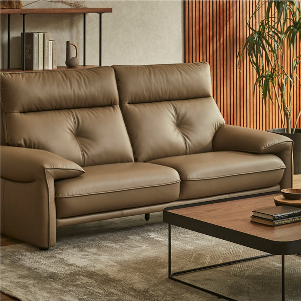 ボリューム感あふれるフォルムは存在感がありながらも安定感を感じさせるデザイン。 #FLT01 フォギーグレージュ（ファインレザーテックス）