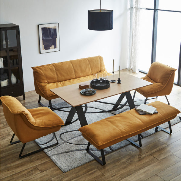 肘のないシンプルなデザインが特徴のソファ。背もたれから座面までの緩やかなカーブで快適な座り心地を実現します。 #PLT104 ハニーレモン（プライムレザーテックス）