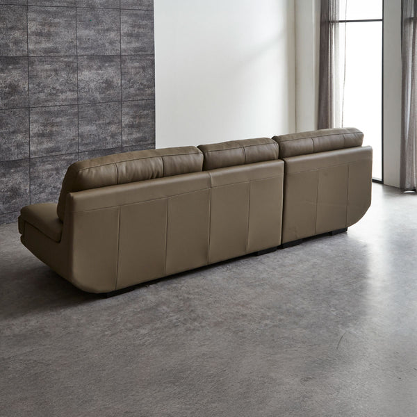 背面のデザインにもこだわり、お部屋の中心でも違和感なく置ける美しい仕上がりになっています。 #LT01 キャメル（レザーテックス アニリン）