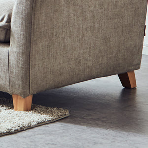 脚部にはあたたかみのあるビーチ材を使用。床へのキズ防止のためのフェルト付き。 #A41 カスタード（ファブリックAランク）