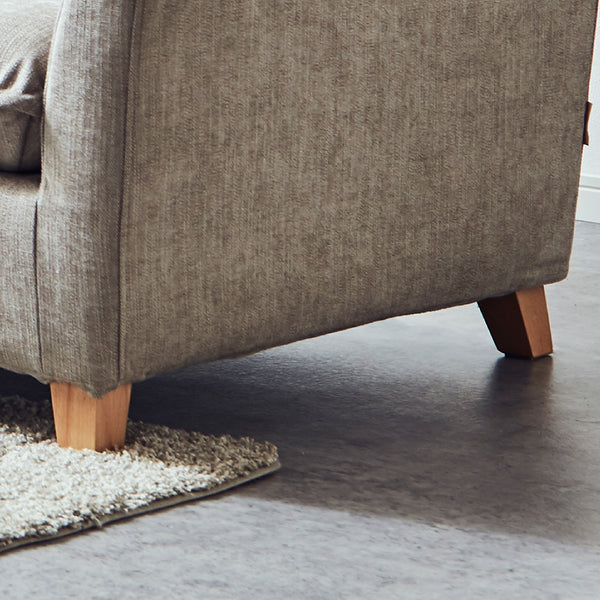 脚部にはあたたかみのあるビーチ材を使用。床へのキズ防止のためのフェルト付き。 #A41 カスタード（ファブリックAランク）