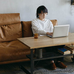 少し背の高いコーヒーテーブルと合わせると、PC作業もソファに座ったまま可能です。 #オーカーブラウン（スーパーレザーテックス）