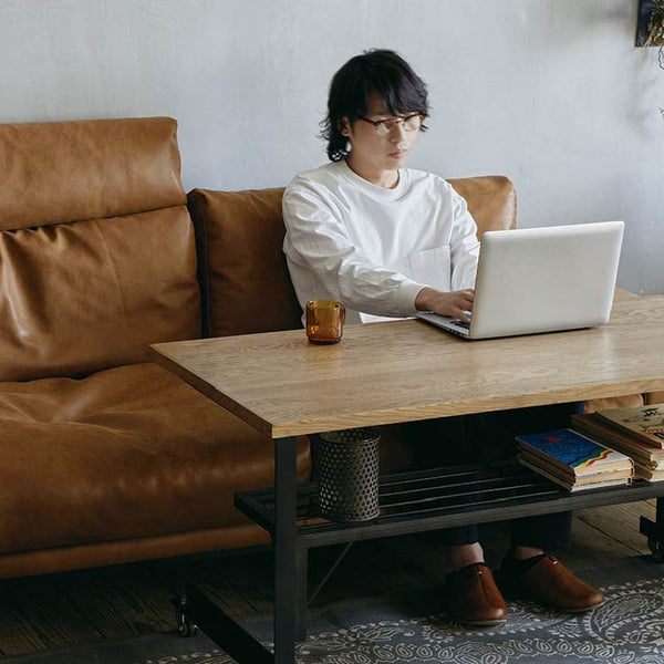 少し背の高いコーヒーテーブルと合わせると、PC作業もソファに座ったまま可能です。 #オーカーブラウン（スーパーレザーテックス）