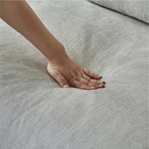 座面にはフェザー/ウレタンフォーム/Sバネを使用しているため、弾力性と復元性が高い仕様に。 #A49シャイングレー/PLT112ヨーロピアングレー