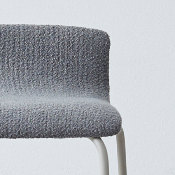 柔らかく優しい印象のブークレ生地を採用。シンプルながらも凹凸感のある張地がアクセントとなっています。 #ライトグレー