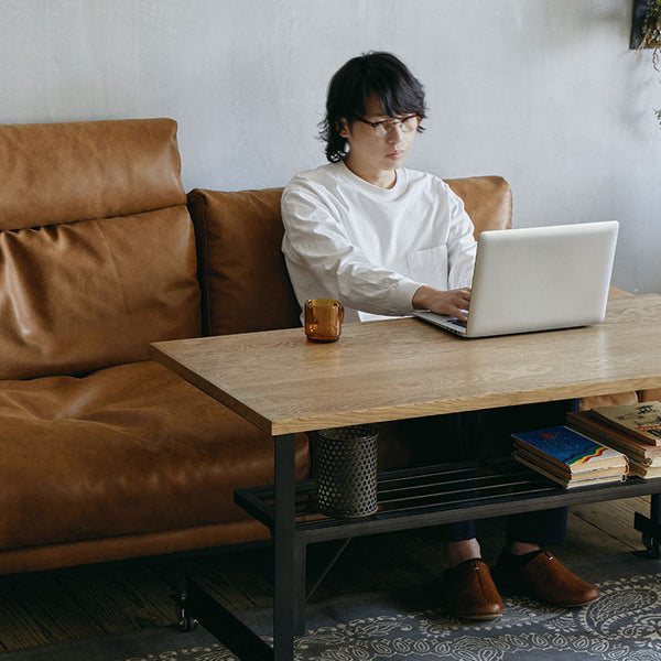 少し背の高いコーヒーテーブルと合わせると、PC作業もソファに座ったまま可能です。 #オーカーブラウン（スーパーレザーテックス）