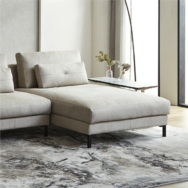 多様な組み合わせとラグジュアリーな掛け心地が特徴のユニットソファ「アデルーナ」。 #PLT111 プラチナグレー（プライムレザーテックス）