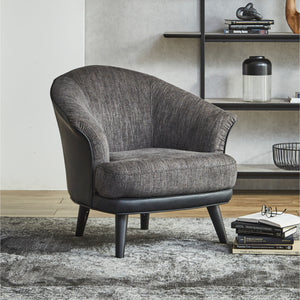 コンパクトなサイズ感ながら、ゆったりとくつろぎやすい仕様に。 #Y81/ET82