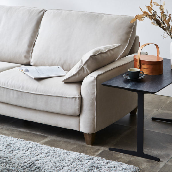 脚は、取り付ける向きによって表情が変わり、３種類の中からお選びいただけます。 #LT01 キャメル（レザーテックス アニリン） #木脚