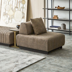 専用の背クッションを組み合わせれば、心地よい背当たりで、より快適な空間が生まれます。 #LT01 キャメル（レザーテックス アニリン）