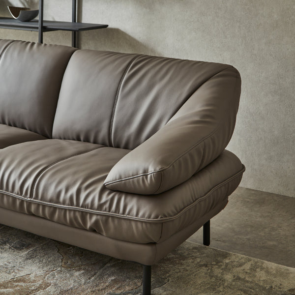 直感的に座りたくなり、思わず身体を預けて横になりたくなるような魅力を放つ、美しく洗練されたデザイン。 #SILT24 スレートグレー（シルキーレザーテックス）