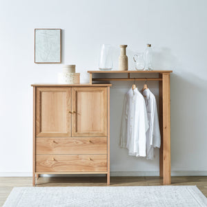 チェストとハンガーラックが一体になった機能的なチェスト「セータ」。 扉・引き出し・ハンガーラックの３つの収納で、限られたスペースでも効率よく収納できます。 #Default Title