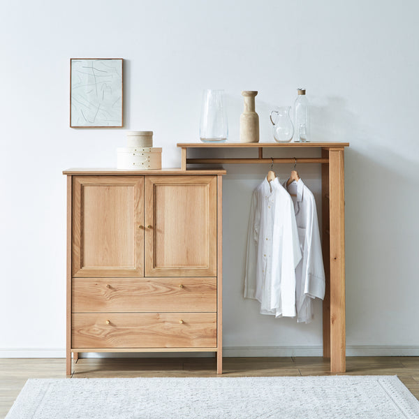 チェストとハンガーラックが一体になった機能的なチェスト「セータ」。 扉・引き出し・ハンガーラックの３つの収納で、限られたスペースでも効率よく収納できます。 #Default Title