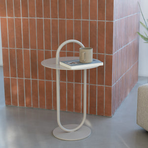 ソファに差し込むこともできるので、リビング周辺で使いやすいデザインです。 #ブラック