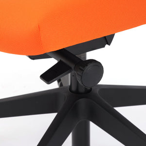 座面の奥行きを調整することが可能です #ブラック×ブラック