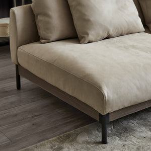 広めに設計した座面が、自由なくつろぎ時間をかなえます。 #PLT101 ブルースター（プライムレザーテックス）