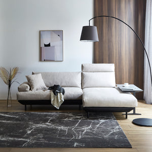 異素材ツートン張りのイタリアモダンなデザイン。座面下の船底のような形状が洗練された印象を与えます。 #PLT111 プラチナグレー×ET82 ロイヤルブラック（プライムレザーテックス） #左カウチ