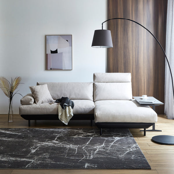 異素材ツートン張りのイタリアモダンなデザイン。座面下の船底のような形状が洗練された印象を与えます。 #PLT111 プラチナグレー×ET82 ロイヤルブラック（プライムレザーテックス） #左カウチ