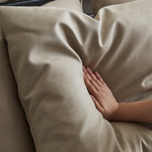 背クッションはたっぷりのボリュームで、やさしく包み込む座り心地。 #PLT102 インディーブルー（プライムレザーテックス）