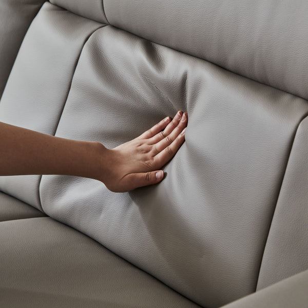 背面はウレタンフォームを使用し、程よい硬さがありながら優しく包まれるような仕上がりになっています。 #SILT21 スノーホワイト（シルキーレザーテックス） #シルキーレザーテックス