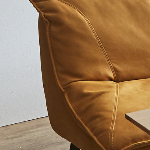 座面から背もたれにかけてあしらわれた垂直のステッチが、シンプルなデザインに洗練されたアクセントを加えます。 #PLT104 ハニーレモン（プライムレザーテックス）