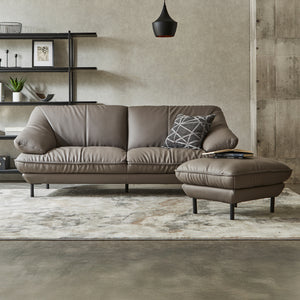 新しい形とボリューム感が特徴的なソファ、「バスカロ」。自然と溶け込みながら圧倒的な存在感を与えます。 #SILT24 スレートグレー（シルキーレザーテックス）