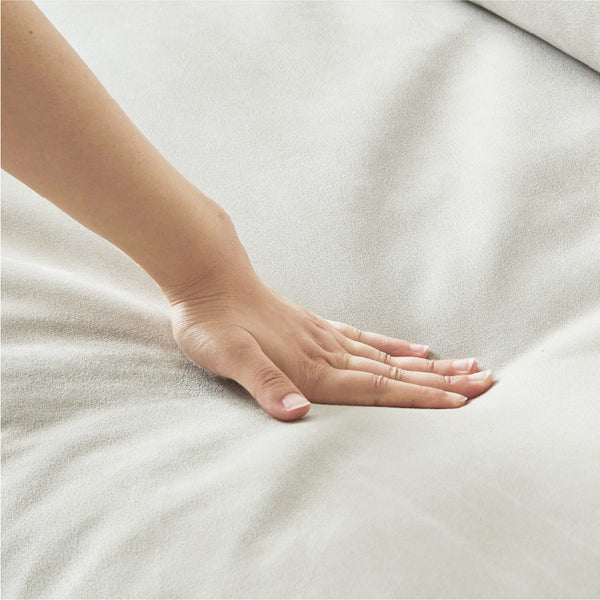 張地はオリジナル素材のレザーテックスを採用。冬はひんやりしにくく、夏はベタつきにくいので年中快適に。 #PLT111 プラチナグレー（プライムレザーテックス）