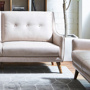 木製の斜め脚を採用し、脚高は17㎝と高めになっていることでスタイリッシュな印象になっています。 #FLT83 シェルピンク（ユーロテック）