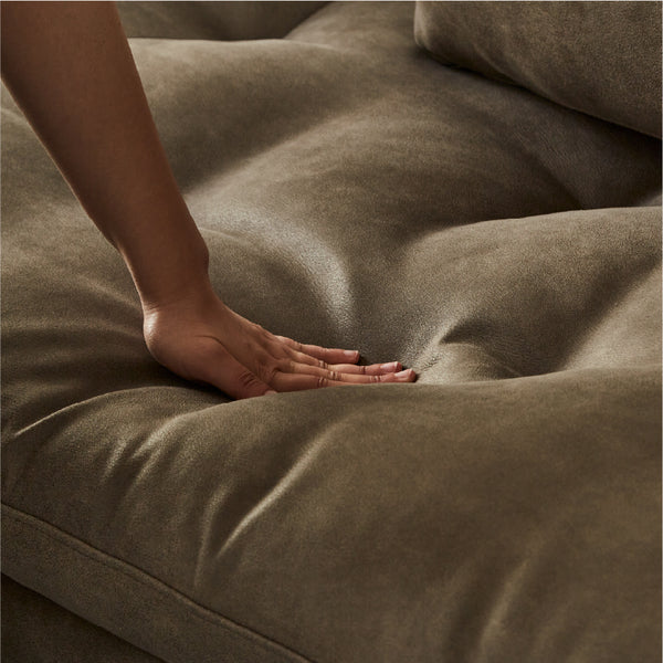 中材には密に詰まったシリコンフィルとウレタンを層構成で使用。柔らかさと沈み込みすぎない適度な弾力性。 #PLT112 ヨーロピアングレー×FLT06 トープベージュ #シルバーヘアライン